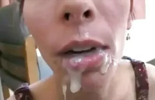 XXX ブロンドはカフェに歩いて、彼女のかわいい顔を埋めるために家に帰る えろ 女性 でも 安心