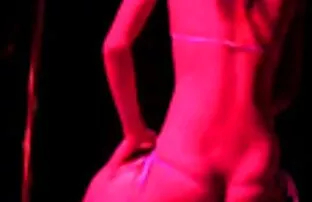 XXX 二つの女の子は、ソファの上に滑りを満たす 30 代 女性 えろ