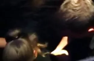 XXX 椅子に座って、白いメルセデスの夢を見て瞑想の女の子 女性 向け えろ