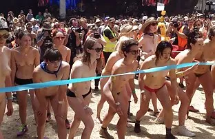 XXX たつ男性の犬のインターネットと呼ばれOrgy 女性 でも えろ