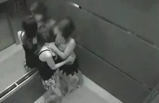 XXX 私は屋根裏部屋の巣を愛し、絶望の中で子供たちを愛するように誘うようにしています 女性 向け えろ