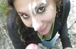XXX 夜の駐車場では、女の子は彼女の友人のために魅力を作りました 動画 女性 えろ