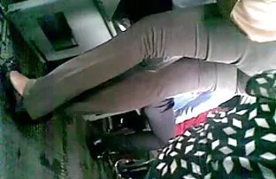 XXX 彼は寝室で女の子が自慰行為をしているのを見つけ、あなたにそれを貸します えろ 女 向け